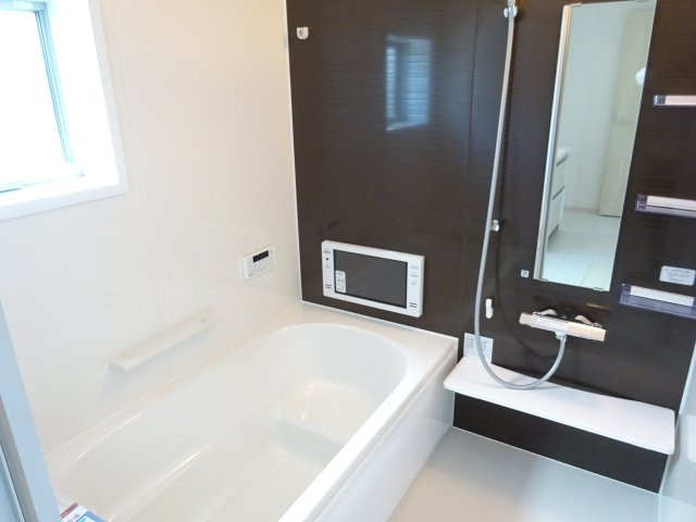 第６渋川市半田　新築住宅　１号棟の浴室|16型TV搭載！１坪タイプのフルオートバスです！
足を延ばして入れる広さなので一日の疲れも癒されますよ♪
室内物干しや浴室乾燥機もあるのでお天気の悪い日にはランドリースペースとしてもご利用できます！