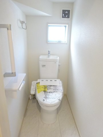 第６渋川市半田　新築住宅　１号棟のトイレ|1階トイレです。清潔感のある白を基調としています。
温水洗浄・便座暖房機能の付いた快適なトイレです☆