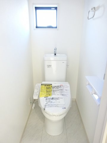 第６渋川市半田　新築住宅　１号棟のトイレ|2階トイレです。清潔感のある白を基調としています。