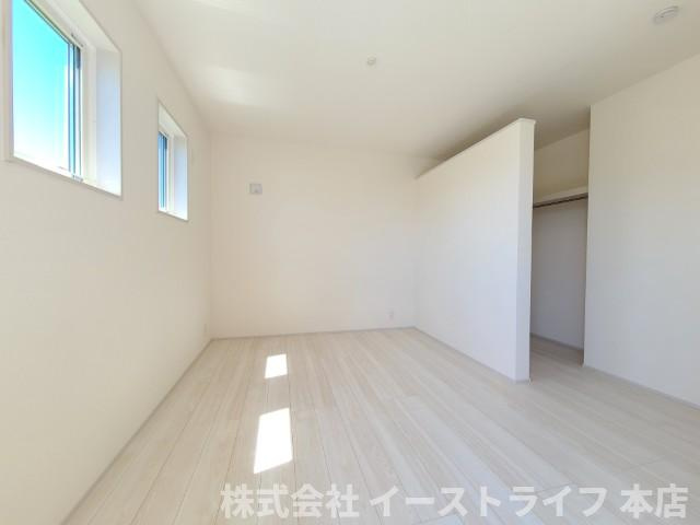 【新築戸建】　いわき市鹿島町久保第2　長期優良住宅の寝室|同社施工写真　洋室は和室と比べて家具を置いたり敷物を敷いたりと、カスタマイズ性が高いので、自分の好みの部屋にしやすいです。