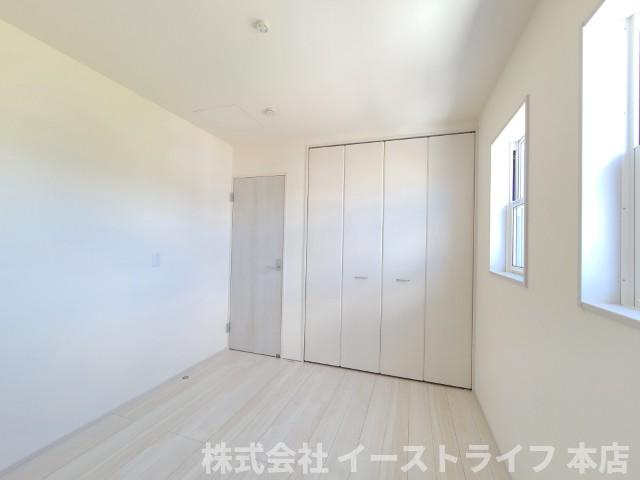 【新築戸建】　いわき市鹿島町久保第2　長期優良住宅の子供部屋|同社施工写真　窓から日が差し込む明るい洋室。シンプルな造りなので配置するインテリア次第でお好きなお部屋の雰囲気に変えられます。