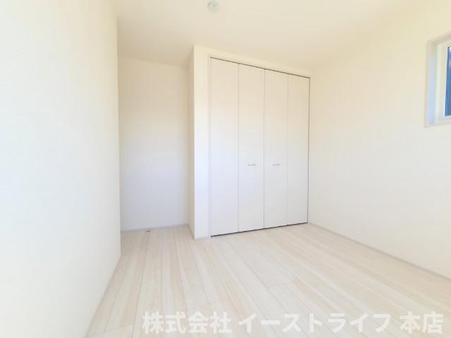 【新築戸建】　いわき市鹿島町久保第2　長期優良住宅の洋室|同社施工写真　家具などのインテリアともマッチしておしゃれ感が出しやすく、身の回りの整理がしやすいのも魅力な洋室です。