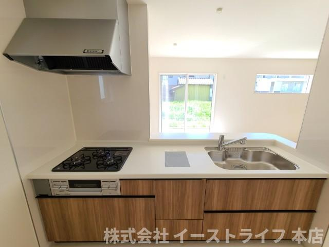 【新築戸建】　いわき市鹿島町久保第2　長期優良住宅のキッチン|同社施工写真　使いやすいシステムキッチンで、対面式なのでご家族との団欒にもぴったりですね(^^)/また、収納力もあるのでスッキリが実現します◎