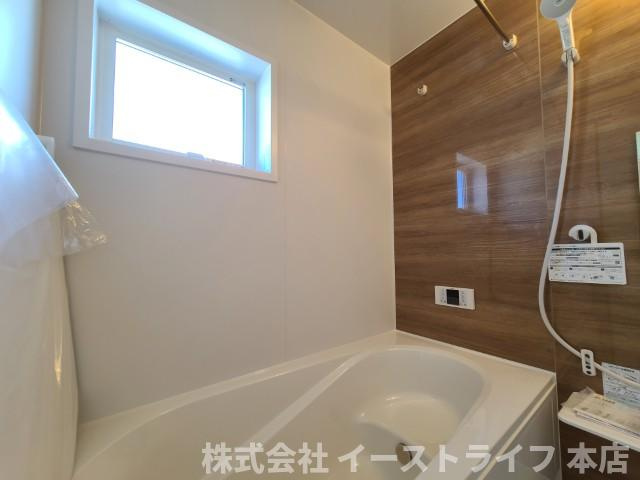 【新築戸建】　いわき市鹿島町久保第2　長期優良住宅の浴室|同社施工写真　１坪サイズのバスルーム。浴室換気乾燥機を標準装備。乾きやすい床やお手入れのしやすい排水口など、いつも清潔にご使用いただけます。