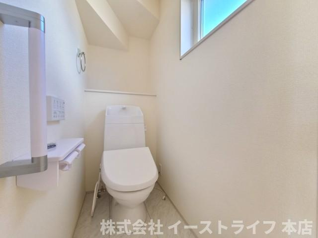 【新築戸建】　いわき市鹿島町久保第2　長期優良住宅のトイレ|同社施工写真　白を基調とした、シンプルながらも落ち着くデザインです。洗浄機付き温水便座で機能性もばっちりです！