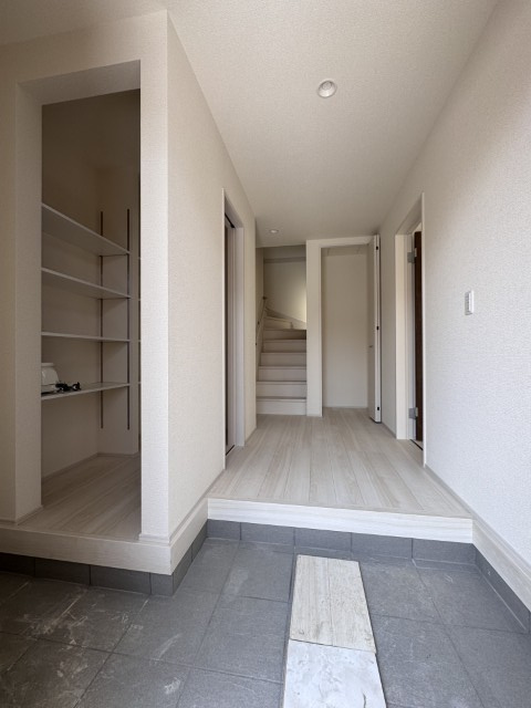 【新築戸建】　いわき市鹿島町久保第2　長期優良住宅の玄関|同社施工写真　シューズインクロークが設置されているので靴の整理にとても役立ちます。