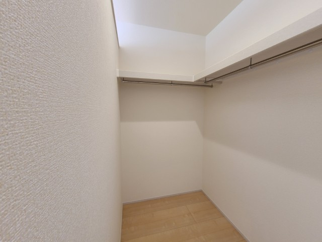 【新築戸建】　いわき市鹿島町久保第2　長期優良住宅の収納|同社施工写真　洋服はもちろん、お子様との思い出もたっぷりしまえるウォークインクローゼットはとても便利です