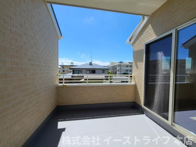 【新築戸建】　いわき市鹿島町久保第2　長期優良住宅のバルコニー|同社施工写真　屋根があるので、雨で洗濯物を干せない…ということもありません。天気が良い日だと紫外線が気になるという方も、直射日光を避けることができます。天気に左右されずに済むのが人気です