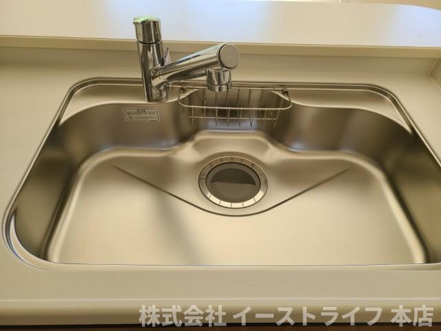 【新築戸建】　いわき市鹿島町久保第2　長期優良住宅のキッチン|同社施工写真　浄水器一体型水栓です。蛇口をひねればいつでもおいしい水が飲めるのが嬉しいです(^^)/水はねの音や食器が当たる音を大幅に軽減する静音仕様のジャンボシンクです。