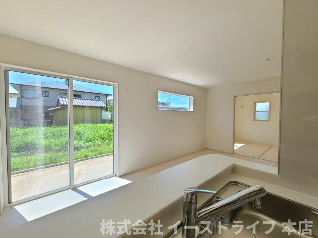 【新築戸建】　いわき市鹿島町久保第2　長期優良住宅のキッチン|同社施工写真　対面キッチンなので家族の様子をみながらお料理できます