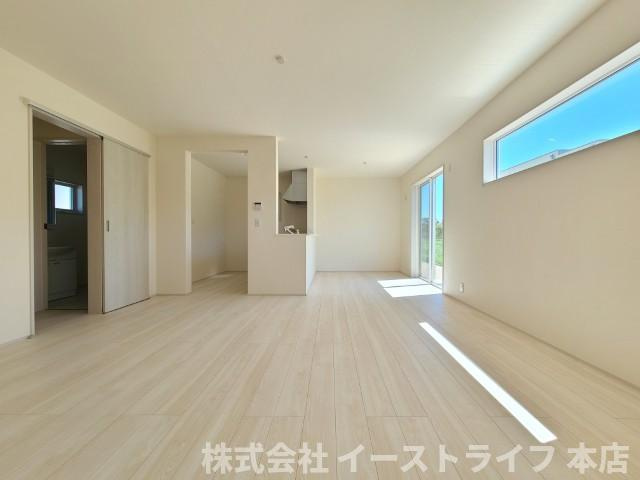 【新築戸建】　いわき市鹿島町久保第2　長期優良住宅の居間・リビング|同社施工写真　広いLDKなので、ご家族でゆっくりくつろぎたい方におすすめです。