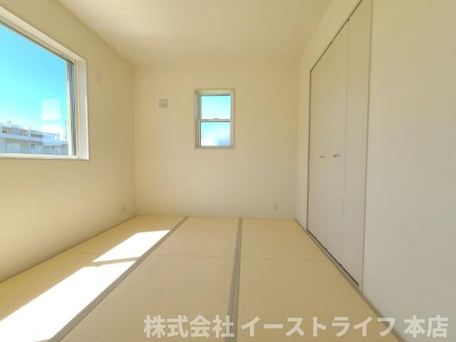 【新築戸建】　いわき市鹿島町久保第2　長期優良住宅の和室|同社施工写真　色々なシーンで活用できる間取りなので、ご家族の暮らしに合わせて、開放的でフラットな畳空間にするもよし、戸を閉めて個室にするもよし、です♪
