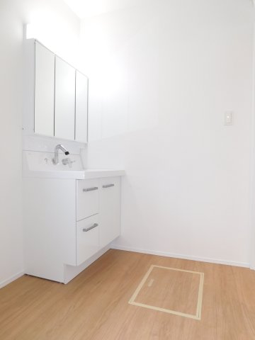 名古屋市中川区赤星１丁目の新築一戸建の独立洗面台|◇洗面室◇　　三面鏡シャンプードレッサー
