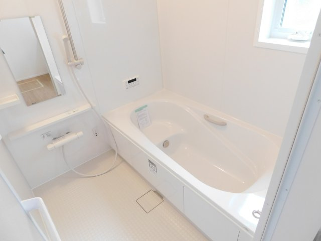 名古屋市中川区赤星１丁目の新築一戸建の浴室|◇浴室◇　　広い１坪サイズ・浴室暖房乾燥機・追い焚き機能付・ゆったり断熱浴槽・オートバス・バリアフリー・浴室窓あり　カウンターは取り外し可能でお手入れらくらく♪