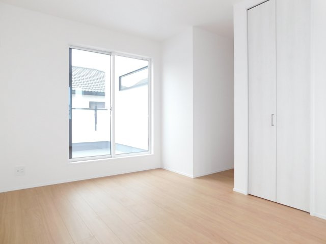 名古屋市中川区赤星１丁目の新築一戸建の洋室|◇洋室◇　　南面で明るい洋室７．７帖　収納２ヵ所完備♪　バルコニー付き！