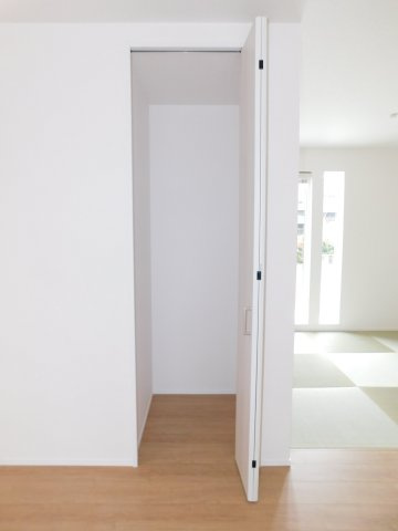 名古屋市中川区赤星１丁目の新築一戸建の収納|◇リビング収納◇　　掃除道具や季節の荷物の収納に便利です♪