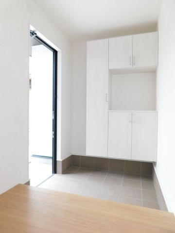 名古屋市中川区赤星１丁目の新築一戸建の玄関|◇玄関収納◇　　家族の履物をしっかりと収納できます♪