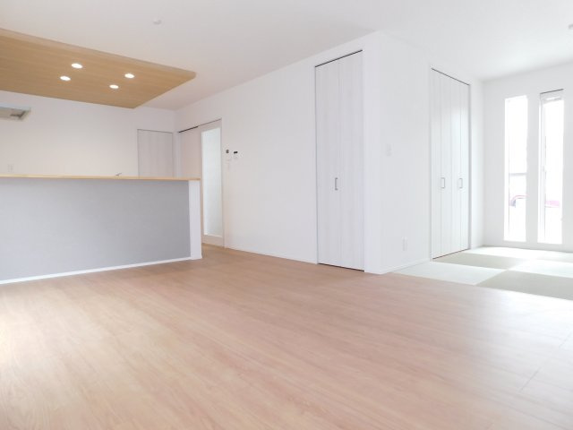 名古屋市中川区赤星１丁目の新築一戸建の居間・リビング|◇リビング◇　　明るいリビング２０．５帖　タタミコーナー付き♪