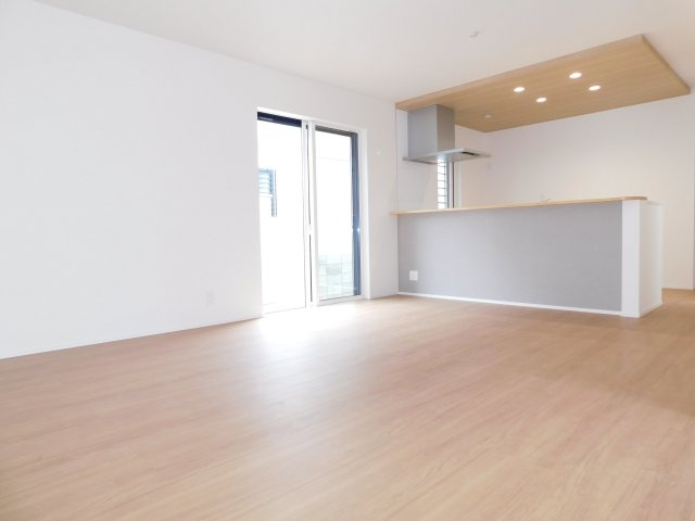 名古屋市中川区赤星１丁目の新築一戸建の居間・リビング|◇リビング◇　　明るいリビング２０．５帖　折下天井のオシャレなキッチン♪