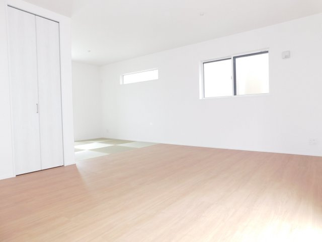 名古屋市中川区赤星１丁目の新築一戸建の居間・リビング|◇リビング◇　　明るいリビング２０．５帖　リビング収納完備！