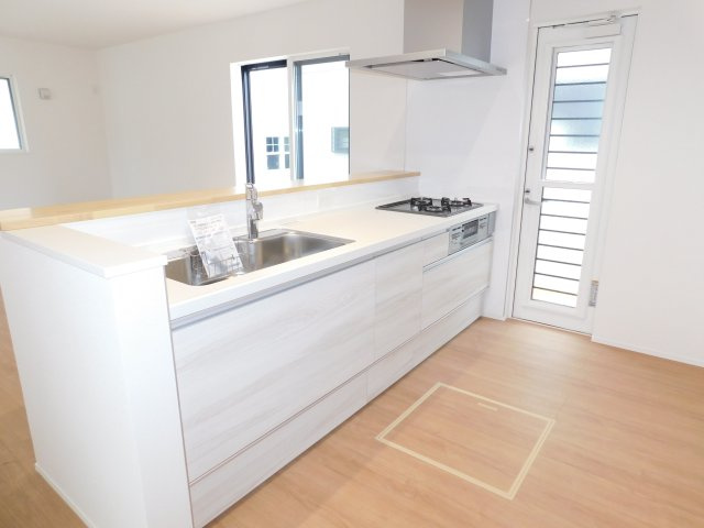 名古屋市中川区赤星１丁目の新築一戸建のキッチン|◇キッチン◇　　人気の対面式・人造大理石カウンター・浄水機能付ハンドシャワー・静音仕様シンク・薄型換気扇・Ｓｉセンサーコンロ（３口）・床下収納庫付き