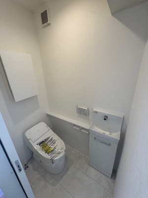 【トイレ】 | madre court福田 | 1階トイレは、タンクレスでスッキリとした印象！来客時にも嬉しい手洗いカウンター付きです。