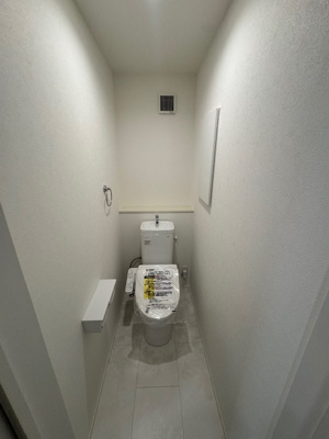 【トイレ】 | madre court福田 | トイレは各階に設置し、朝の忙しい時間帯も混雑回避！トイレのたびに階段を上り下りする手間もありません。