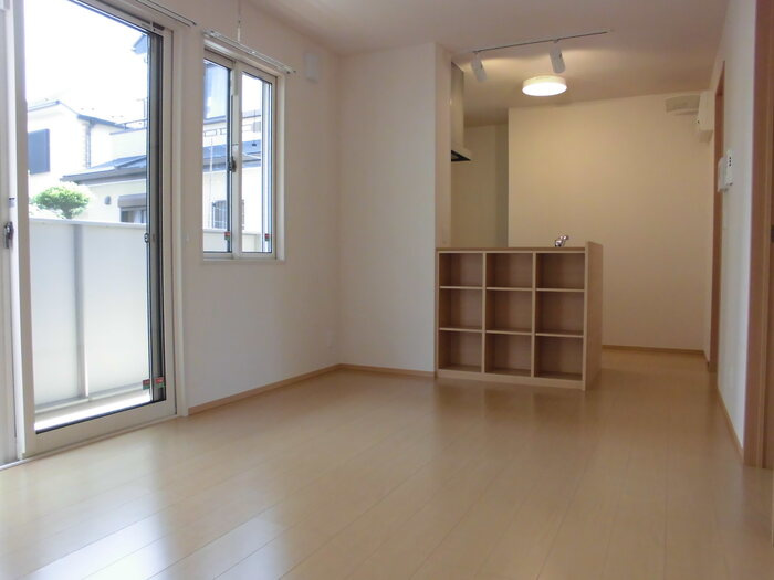 カーサポンティチェロの居間・リビング|明るいリビングフローリング