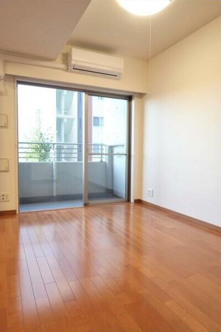 リリエンベルグ目白壱番館の居間・リビング|光沢フローリングです★