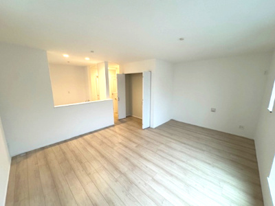 【居間・リビング】 | 堺市堺区永代町2丁　新築戸建 | 採光・通風・プライバシーに配慮した2階LDKは約16.2帖！収納付きで家族のものが集まりがちなリビングをスッキリと保ちます。