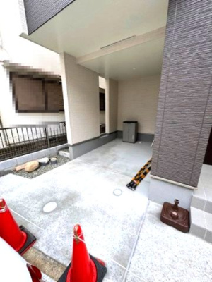 【駐車場】 | 堺市堺区永代町2丁　新築戸建 | 雨風から大切な愛車を守るビルトイン車庫！道路と敷地に高低差がないため、お車の出し入れがスムーズに行えます。
