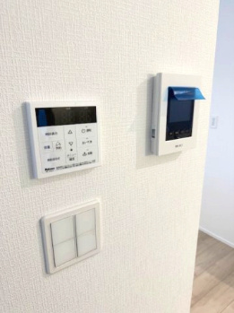 【外観】 | 堺市堺区永代町2丁　新築戸建 | 教育・買物・医療施設まで揃う快適な住環境！「堺東」駅へつながるバス停まで徒歩2分。駅周辺には多彩なお店が並ぶ商店街も！
