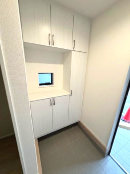 【玄関】 | 堺市堺区永代町2丁　新築戸建 | 大きなシューズボックス付き！※掲載中の写真は広角レンズで撮影のため、実際の見え方とは異なります。