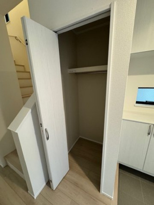 【収納】 | 堺市堺区永代町2丁　新築戸建 | 玄関ホールには、シューズ用の収納とは別に上着やコートを掛けられる収納も備えています。
