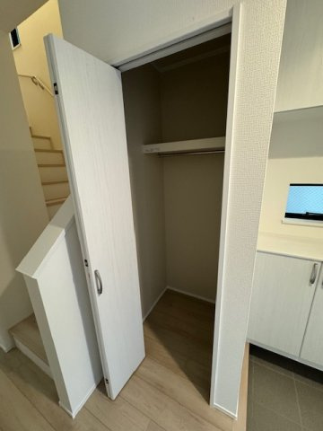 【収納】 | 堺市堺区永代町2丁　新築戸建 | 玄関ホールには、シューズ用の収納とは別に上着やコートを掛けられる収納も備えています。