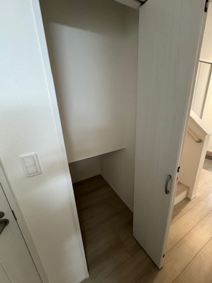【収納】 | 堺市堺区永代町2丁　新築戸建 | 階段下収納は、日用品のストックや掃除道具の収納に便利！デッドスペースも無駄なく使えば収納力アップにつながります。