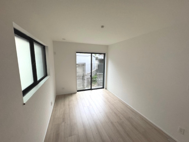 【洋室】 | 堺市堺区永代町2丁　新築戸建 | 約6.7帖の洋室！全居室二面採光を確保。断熱性や遮熱性の高い複層ガラス仕様で、冷暖房の効率アップ！