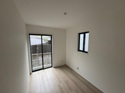 【洋室】 | 堺市堺区永代町2丁　新築戸建 | 約4.3帖の洋室！洋室のみの間取りで、こだわりの家具やインテリアもしっくり収まります。