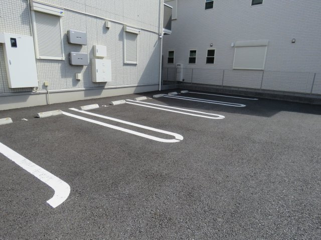 メゾンブランシェの駐車場
