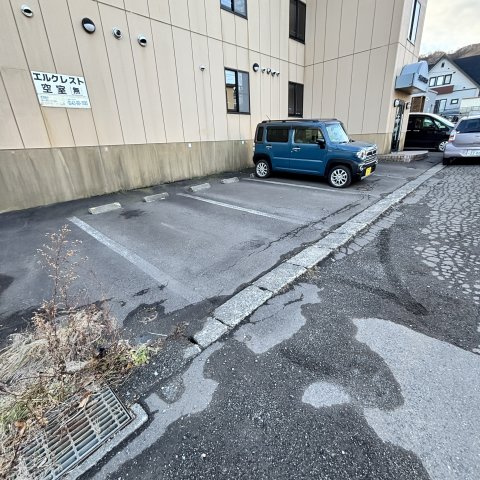 エルクレストの駐車場