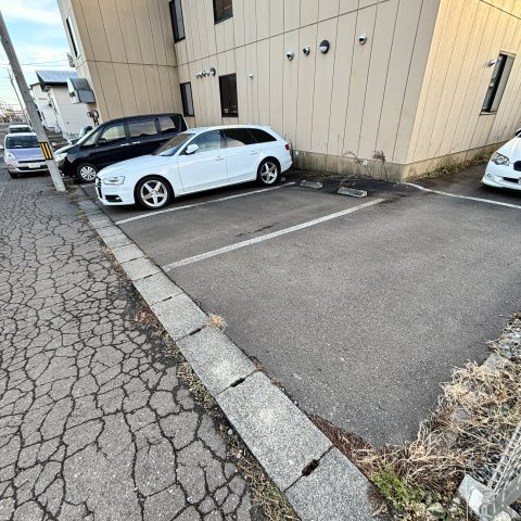 エルクレストの駐車場