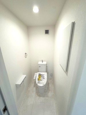 【トイレ】 | madre court深井中町 | 各階に温水洗浄便座付トイレを設置。カバーなしでも便座はポカポカで、汚れてもサッと一拭きで綺麗に！お掃除簡単で衛生的ですね。
