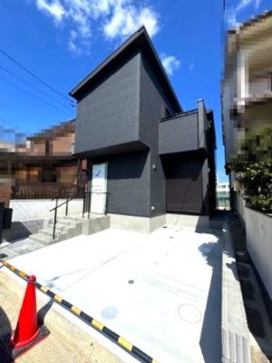 【駐車場】 | madre court深井中町 | カースペースは並列2台分あり(車種による)！整った敷地でお車の出し入れもしやすそうですね。ぜひ一度、現地をご覧ください。