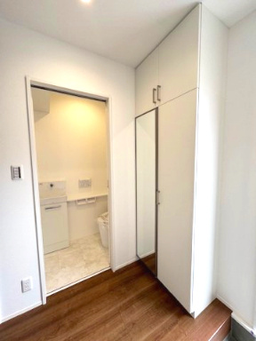 【玄関】 | madre court深井中町 | 玄関近くにトイレを配置。来客時も居室を通さず案内できる安心設計。帰宅後すぐに使えるのも嬉しいポイント！