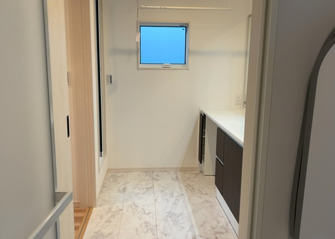 【脱衣所】 | 多くの戸建て住宅で見かける洗面脱衣所は、洗面台と洗濯機が2畳ほどのスペースに並べられていて、洗面所が脱衣所を兼ね備えている間取りが一般的です。お客様が利用することもある、パブリックな空間でもあります。
