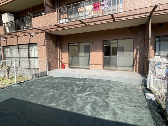 ダイアパレス東海田の庭|雨除けができるテラスと広々とした専用庭。マンションの設備管理と、庭付き戸建ての両得がある１階住戸です