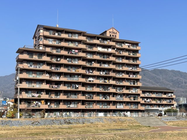 ダイアパレス東海田の外観|（2号線側から撮影）毎日のお買い物施設は徒歩10分。自然の景色もあり落ち着いて暮らせる立地です。