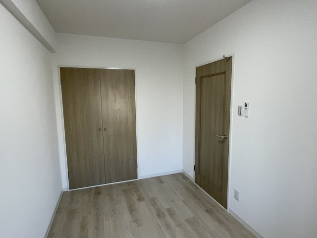 ダイアパレス東海田の洋室|洋室約4.6帖。床やクロスの張り替えでリフレッシュされる住空間です。気持ちよくご入居いただけます。