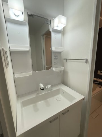 ダイアパレス東海田の洋室|リフォーム中の洋室約6.0帖です。各部屋に収納が備わっています。