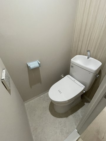 ダイアパレス東海田のトイレ|温水洗浄便座トイレは非常時に使い勝手のよいタンク式です。ハウスクリーニングを実施いたします。